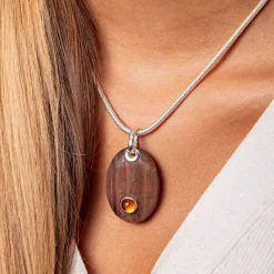 Anhänger "Holzkiesel mit Bernstein"