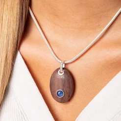 Anhänger "Holzkiesel mit Kyanit"