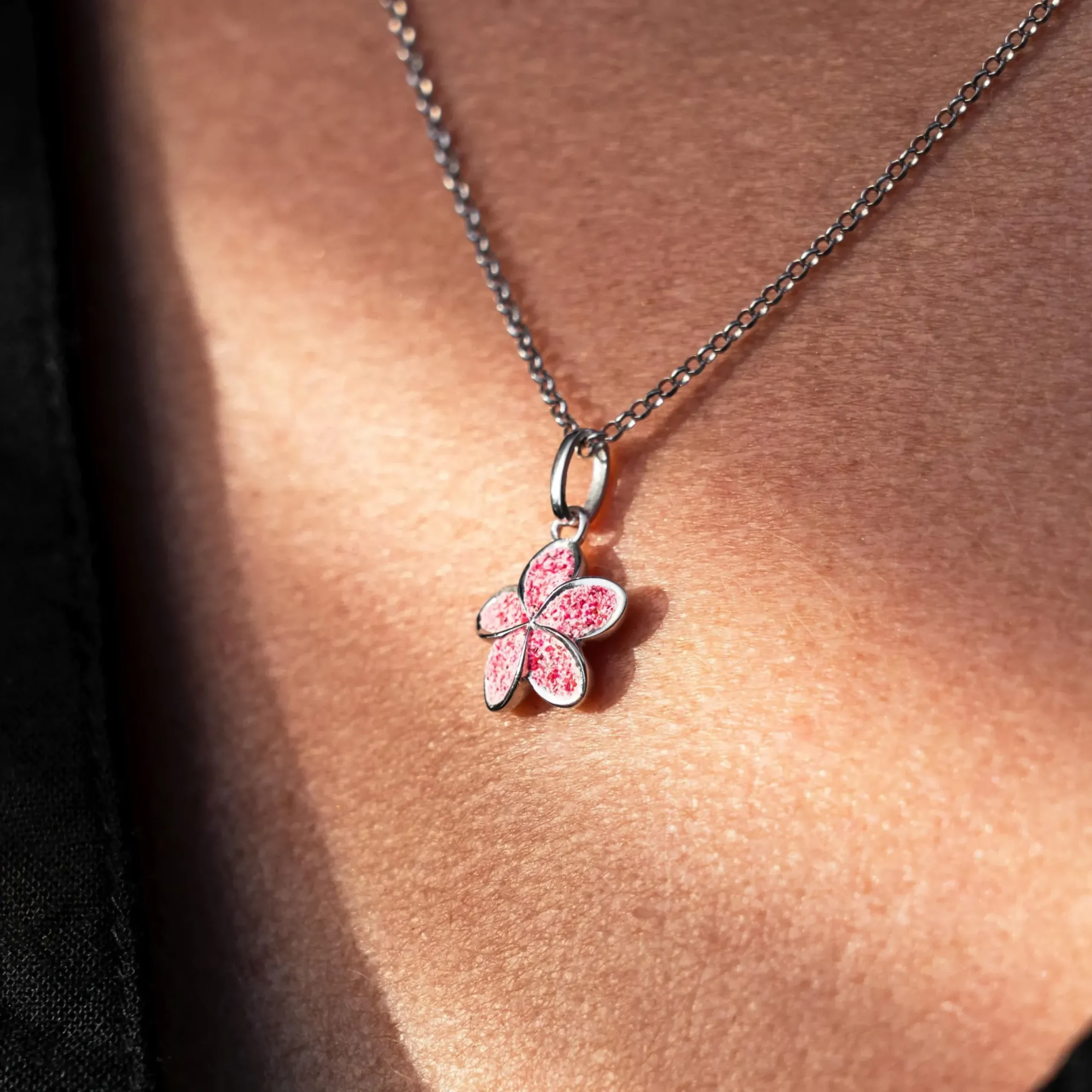 Kette "Plumeria Blüte" Lavasand, rosé vergoldet